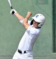 　打撃練習をする県岐阜商・横山温大（撮影・今井雅貴）