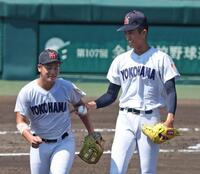 　１９日の県岐阜商戦、ピンチで二塁手の奥村凌大（左）から声をかけられる横浜・織田翔希（撮影・中田匡峻）