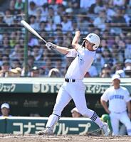 　横浜戦の４回、左前打を放つ県岐阜商・横山温大＝１９日