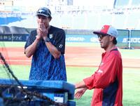 　菊池と言葉を交わす藤浪（撮影・金田祐二）