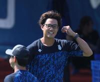 　調整する藤浪（撮影・金田祐二）