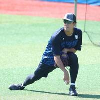 　調整する藤浪（撮影・金田祐二）