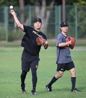 　２１日の登板に向け調整する田中将。右は山崎（撮影・佐藤厚）