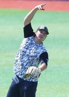 　調整するバウアー（撮影・金田祐二）