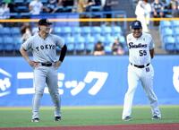 　岡本（左）と話す村上