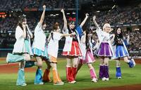 　試合前、ミニライブパフォーマンスを披露するＣＡＮＤＹ　ＴＵＮＥ（撮影・中島達哉）