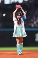 　ファーストピッチセレモニーで投球するＣＡＮＤＹ　ＴＵＮＥ・小川奈々子（撮影・中島達哉）