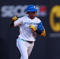 　１回、先頭打者本塁打を放ち、ポーズをとりながらダイヤモンドを回る水谷（撮影・中島達哉）