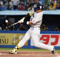 　２回、村上は右越えに特大の８号先制ソロを放つ（撮影・佐藤厚）