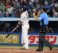 　２回、村上は右越えに特大の８号先制ソロを放つ（撮影・佐藤厚）