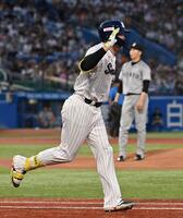 　２回、先制ソロを放ち塁を回る村上