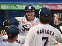 　２回、先制ソロを放ち、ナインに迎えられる村上