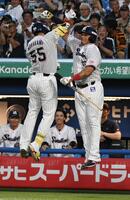 　２回、村上は右越えに特大の８号先制ソロを放ち、オスナ（右）とジャンピングタッチ（撮影・佐藤厚）