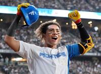 　１回、先頭打者本塁打を放ちベンチ前でガッツポーズする水谷