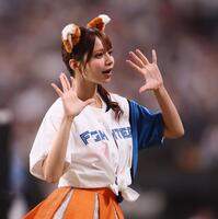 　ファイターズガールときつねダンスを踊るＣＡＮＤＹ　ＴＵＮＥのメンバー（撮影・中島達哉）