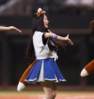 　ファイターズガールときつねダンスを踊るＣＡＮＤＹ　ＴＵＮＥのメンバー（撮影・中島達哉）