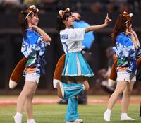 　ファイターズガールときつねダンスを踊るＣＡＮＤＹ　ＴＵＮＥのメンバー（撮影・中島達哉）