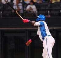 　５回、２打席連発となる２ランを放つレイエス（撮影・中島達哉）