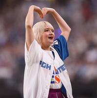 　ＹＭＣＡダンスを踊るＣＡＮＤＹ　ＴＵＮＥのメンバー（撮影・中島達哉）