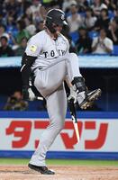 　５回、空振り三振に倒れ、バットをへし折るキャベッジ（撮影・佐藤厚）