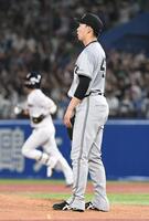 　４回、森田は山田（左）に勝ち越し２ランを打たれる（撮影・佐藤厚）