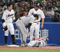 　５回、増田（左）の三ゴロで一塁手のリチャード（右）が増田と接触し、こん倒する（撮影・佐藤厚）