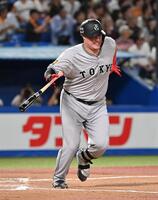 　６回、左越えに適時打を放つも苦しそうな表情で一塁に向かうリチャード