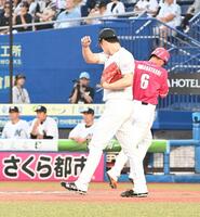 　１回、黒川の中前打生還した村林（右）と打たれた種市（撮影・持木克友）