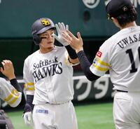 　４回、同点ソロを放ち上沢（右）とタッチする牧原大