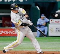 　２回、山川が右越えに先制の本塁打を放つ