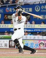 　７回、左中間に３ランを放つ山口（撮影・持木克友）