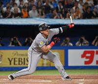 　３回、空振り三振に倒れる岡本