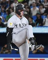 　５回、空振り三振に倒れ、バットをへし折るキャベッジ（撮影・佐藤厚）