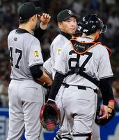 　５回、森田（左）に交代を告げる阿部監督