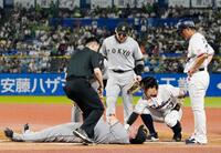 　５回、増田（右から２人目）と接触し、倒れ込む一塁手・リチャード