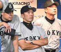 　９回、試合を見守る阿部監督