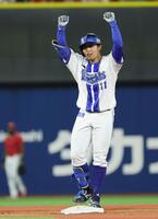 　２回、２点適時二塁打を放った東