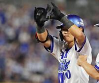 　６回、左前適時打を放ちポーズをとる林