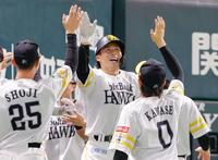 　７回、２ランを放ちナインとタッチする野村