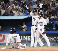 　５回、古賀の左中間二塁打で三走・内山（右）、二走・村上（中）、一走・山田（左）が生還（撮影・佐藤厚）