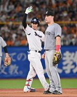 　５回、走者一掃の二塁打を放った古賀。一塁手・リチャード