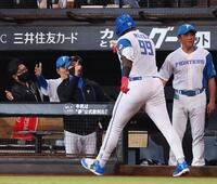 　５回、２ランを放ったレイエス（９９）を迎える新庄監督（中央）＝撮影・中島達哉