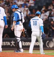 　６回途中で降板する山崎（右）＝撮影・中島達哉