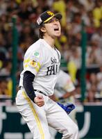 　７回、満塁のピンチで代打・村田を見逃し三振に仕留め、雄たけびを上げる上沢