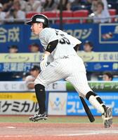 　５回、中前適時打を放つ寺地（撮影・持木克友）