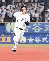 　３回、右中間に安打を放ち懸命に三塁に向かう藤原（撮影・持木克友）