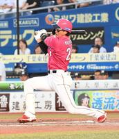 　１回、中前適時打を放つ黒川（撮影・持木克友）