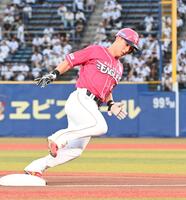 　１回、黒川の中前打で三塁を回る村林（撮影・持木克友）