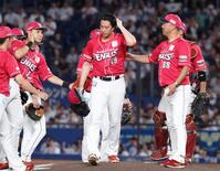 　７回途中で降板する西垣（中央）。右は三木監督