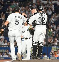 　９回１イニングを抑えきり笑顔の横山はハイタッチを交わす（右から２人目）＝撮影・持木克友